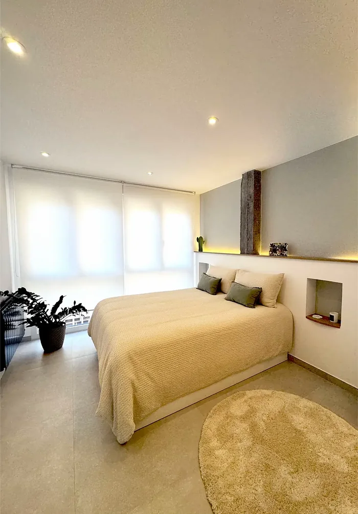 Dormitorio reformado, luminoso, con hornacinas e iluminación LED