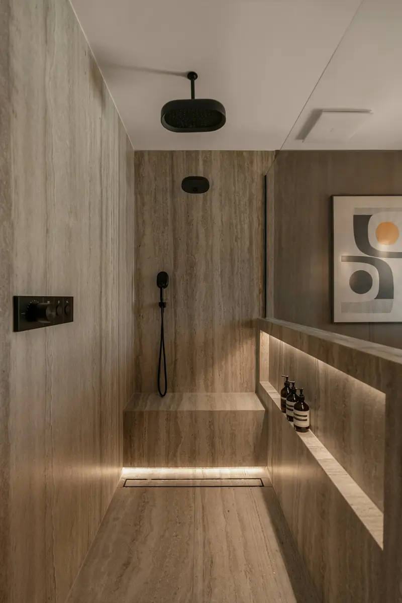 Baño moderno con ducha y revestimiento efecto madera