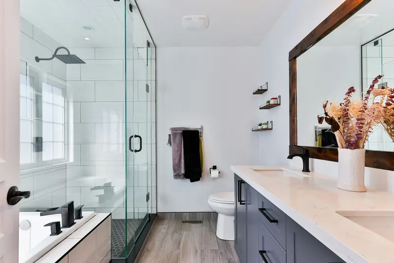 Baño reformado con plato de ducha y mampara de cristal