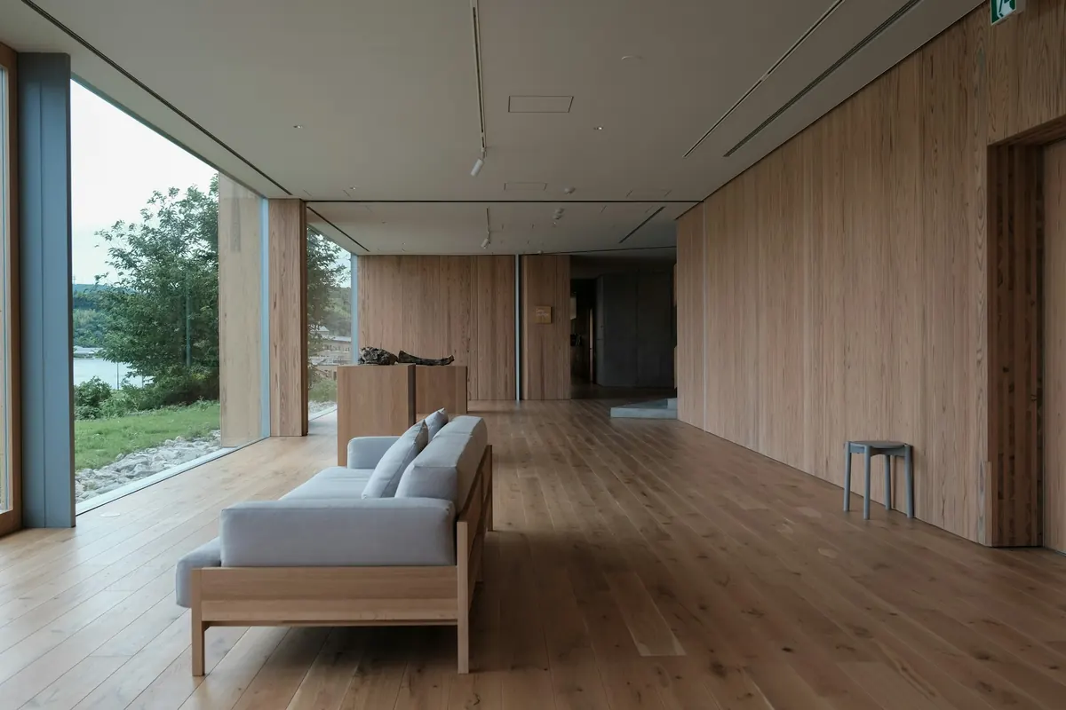 Salón con revestimiento de madera en la pared y suelo de parquet