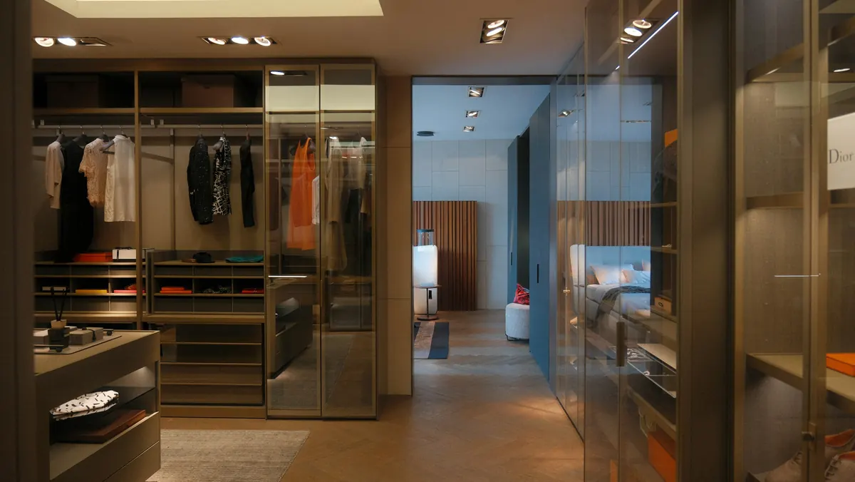 Vestidor de lujo a medida en madera y cristal