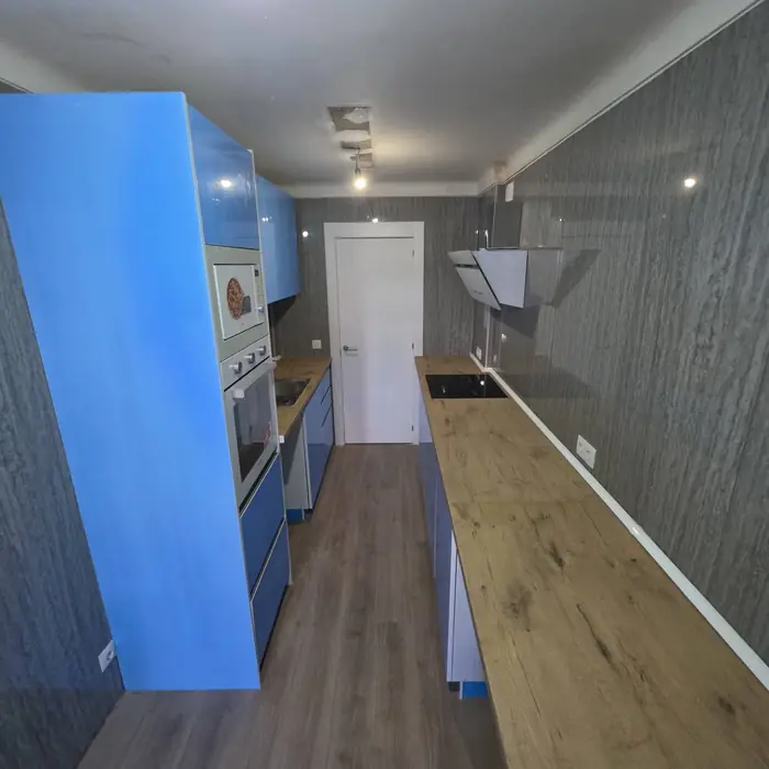 Cocina reformada con muebles a medida y encimera de madera
