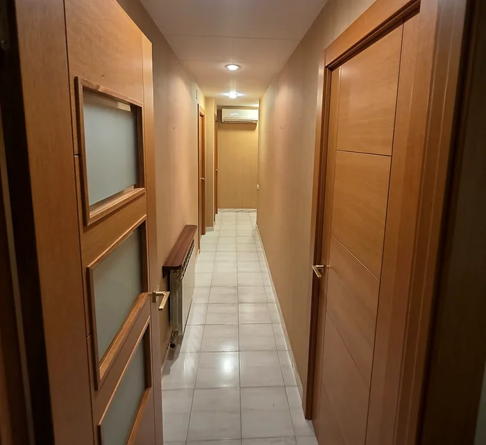 Pasillo con puertas interiores de roble instaladas por Pájaro Carpintero