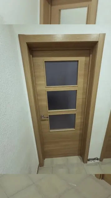 Puerta de roble con cristales instalada a medida