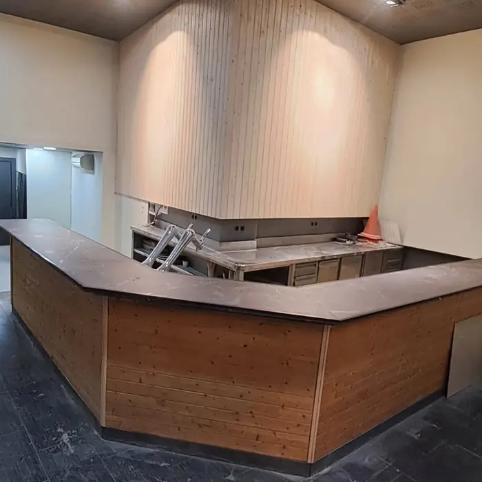 Barra de local con revestimiento de madera hecho a medida