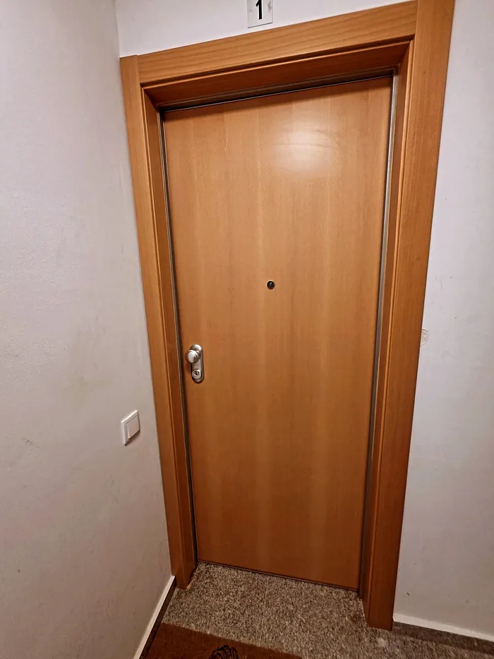Puerta acorazada DIERRE instalada con panelado a medida