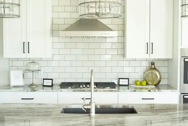 Cocina blanca con alicatado de azulejo tipo metro