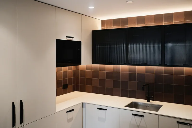 Cocina reformada con alicatado de azulejo y luz LED