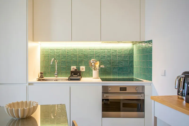 Cocina reformada con iluminación LED bajo los muebles