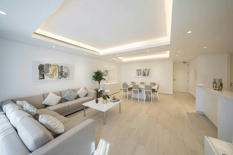 Vivienda tras una reforma integral con falso techo LED y suelo de madera